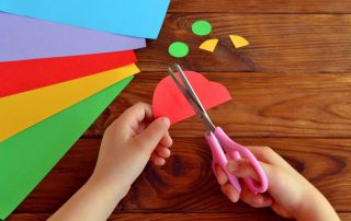 La-ciencia-detras-de-por-que-los-ninos-prefieren-hacer-que-recibir
